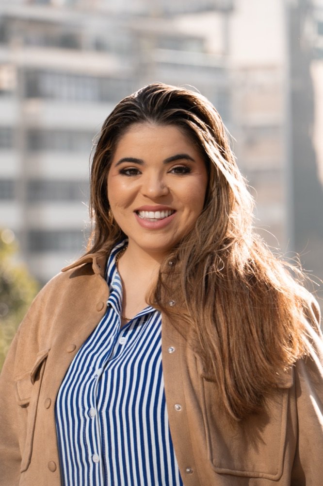 Carol Lucena sorrindo